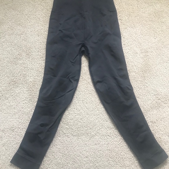 Lululemon black crops NWOT size 2 - Picture 3 of 4